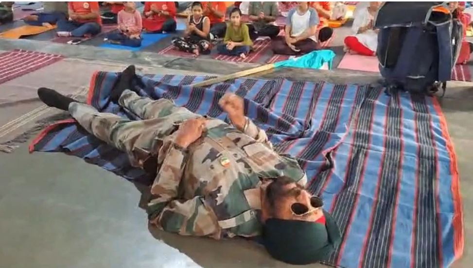 हाथों में तिरंगा और मां तुझे सलाम गीत पर झूम रहे पूर्व सैनिक को आया हार्ट अटैक