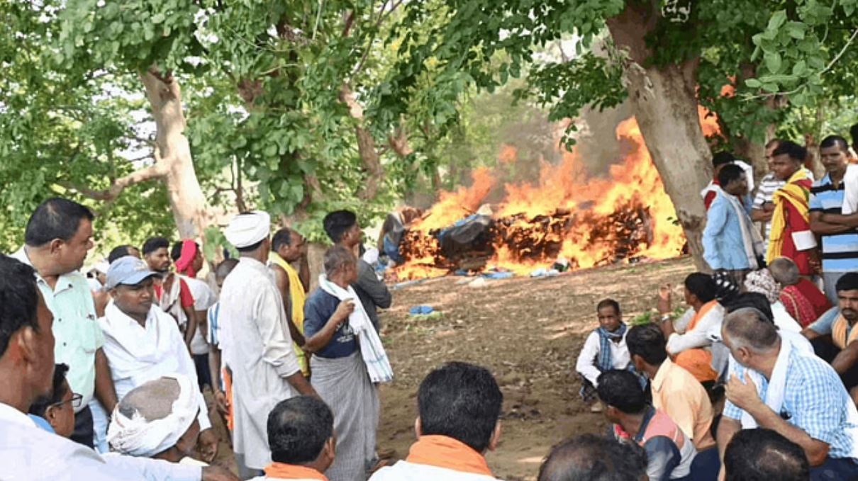 कवर्धा सड़क हादसा: 17 शवों का एक साथ अंतिम संस्कार