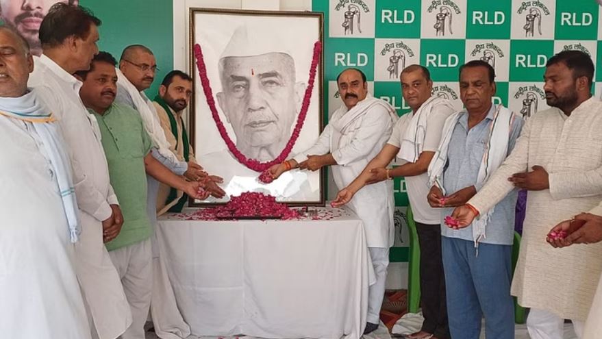 चाैधरी चरणसिंह पुण्यतिथि आज: मुजफ्फरनगर में रालोद कार्यालय पर किया गया हवन