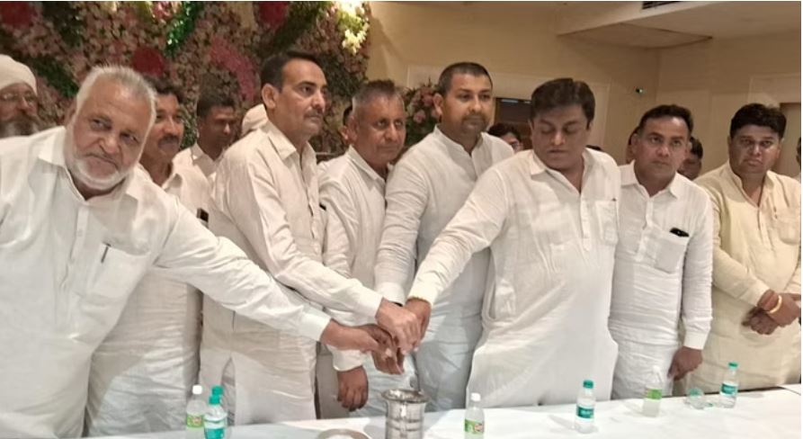 पूर्व सरपंच हुए एकजुट, लोटे में नमक डालकर भाजपा की खिलाफत का लिया प्रण