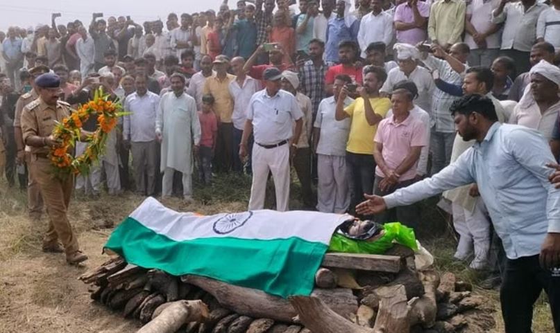 मुजफ्फरनगर: बेटे को तिरंगे में लिपटा देख मां हुई बेहोश, सदमे में पत्नी और बहन