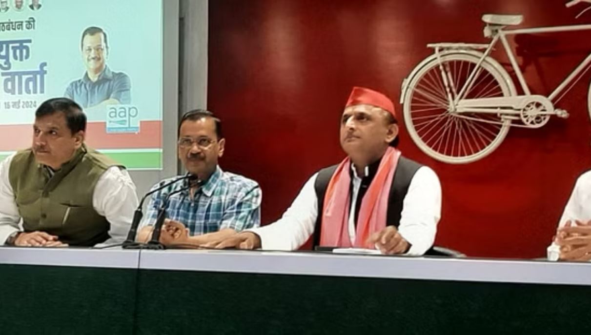 केजरीवाल बोले- मोदी की सरकार बनते ही हटाए जाएंगे योगी, अखिलेश बोले - 140 सीटों से ज्यादा नहीं जीतेंगे