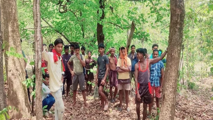 बीजापुर: जवानों का चक्रव्यूह नहीं तोड़ पाए नक्सली, पहले पति फिर उसी जगह मारी गई पत्नी