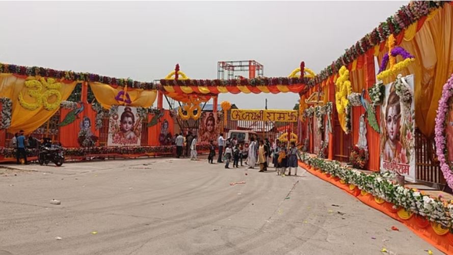 अयोध्या: पीएम मोदी के रोड शो में बरसेंगे 100 क्विंटल फूल, सजा राममंदिर प्रवेश द्वार