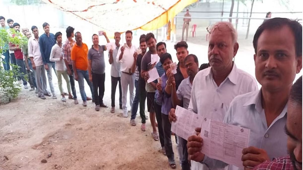 आगरा में वोट डालने गए युवक पर कहर बनकर टूटे पुलिसकर्मी, बेरहमी से पीटा