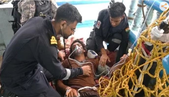 डूब रहे थे 20 पाकिस्तानी! भारत ने ऐसे बचाई जान, अरब सागर में नौसेना की कार्रवाई