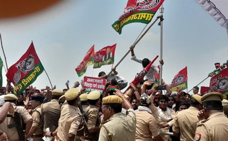 अखिलेश की जनसभा में फिर हुआ हंगामा, कार्यकर्ताओं ने फाड़े पर्दे