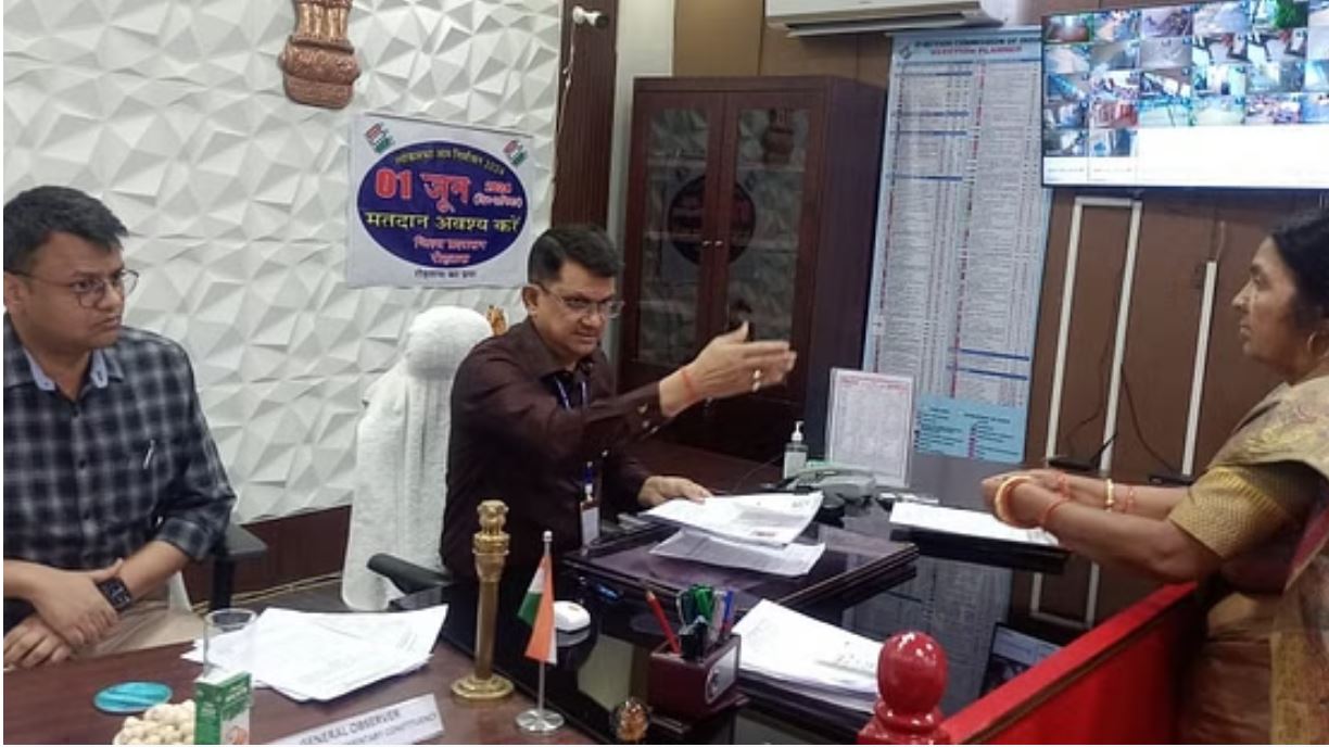 पवन सिंह की मां भी चुनावी मैदान में, फेमस सीट से किया नामांकन