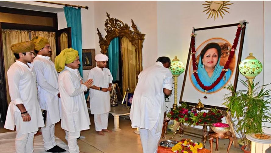 जयविलास पैलेस पहुंचे दिग्विजय, माधवी राजे को दी श्रद्धाजंलि