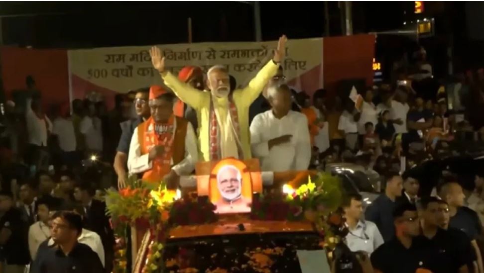 पटना में पीएम मोदी का मेगा रोड शो, सड़कों पर उमड़ी भारी भीड़
