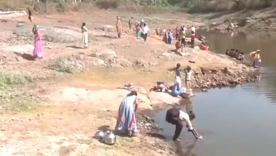 भीषण गर्मी के बीच अमरावती में जल संकट गहराया, प्रदूषित तालाब का पानी पीने को मजबूर लोग