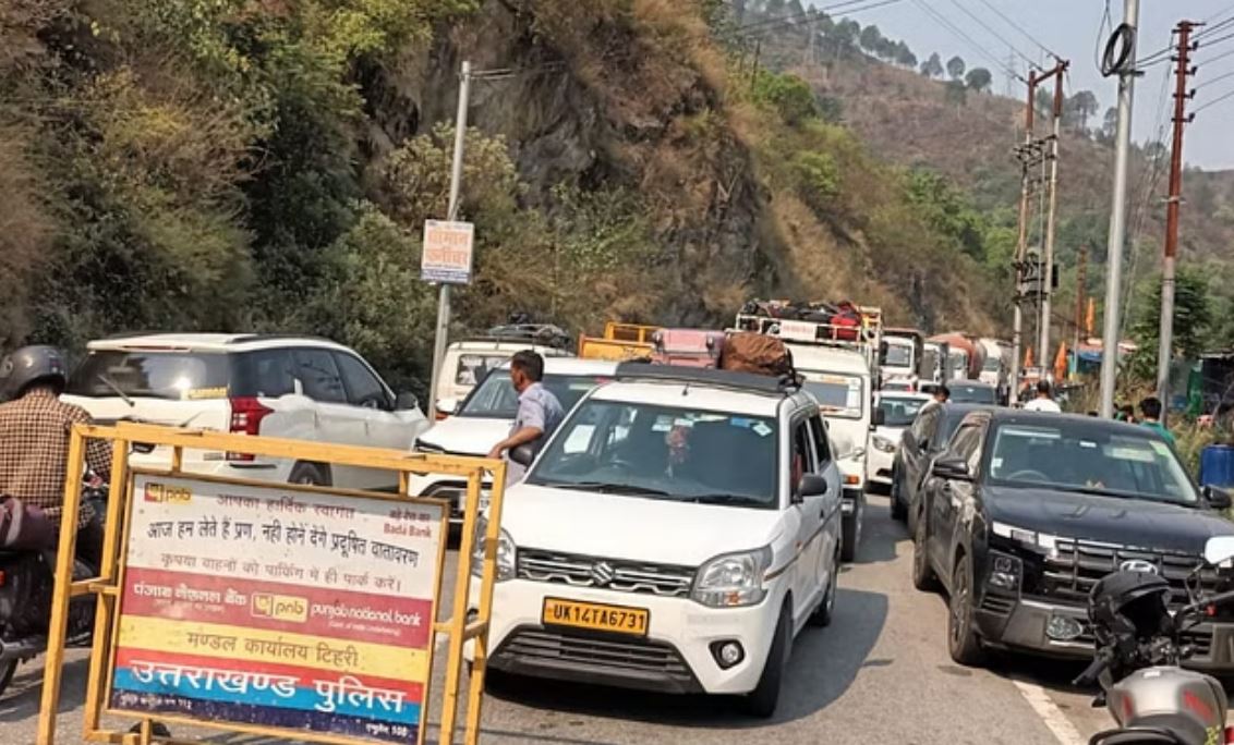 गंगोत्री धाम में पुलिस के वनवे-गेटवे सिस्टम का भारी विरोध, व्यापारियों ने बंद की दुकानें