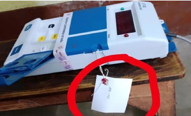 ईवीएम पर बीजेपी का टैग, टीएमसी ने शेयर की फोटो, चुनाव आयोग ने दिया जवाब