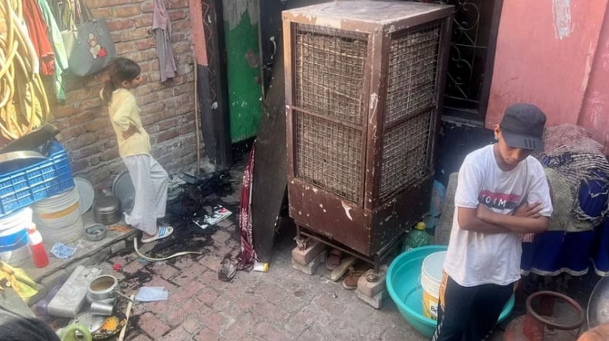 रोहतक: मच्छर भगाने की अगरबत्ती लगाकर सोया था परिवार, मकान में लगी आग, 4 झुलसे