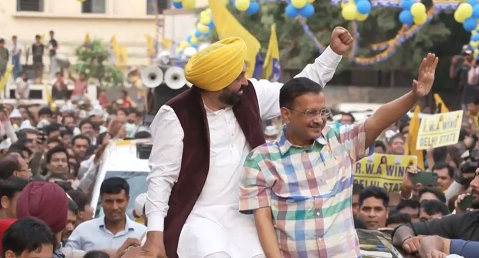 दिल्ली: मोती नगर के रोड शो में बीजेपी पर केजरीवाल का हमला