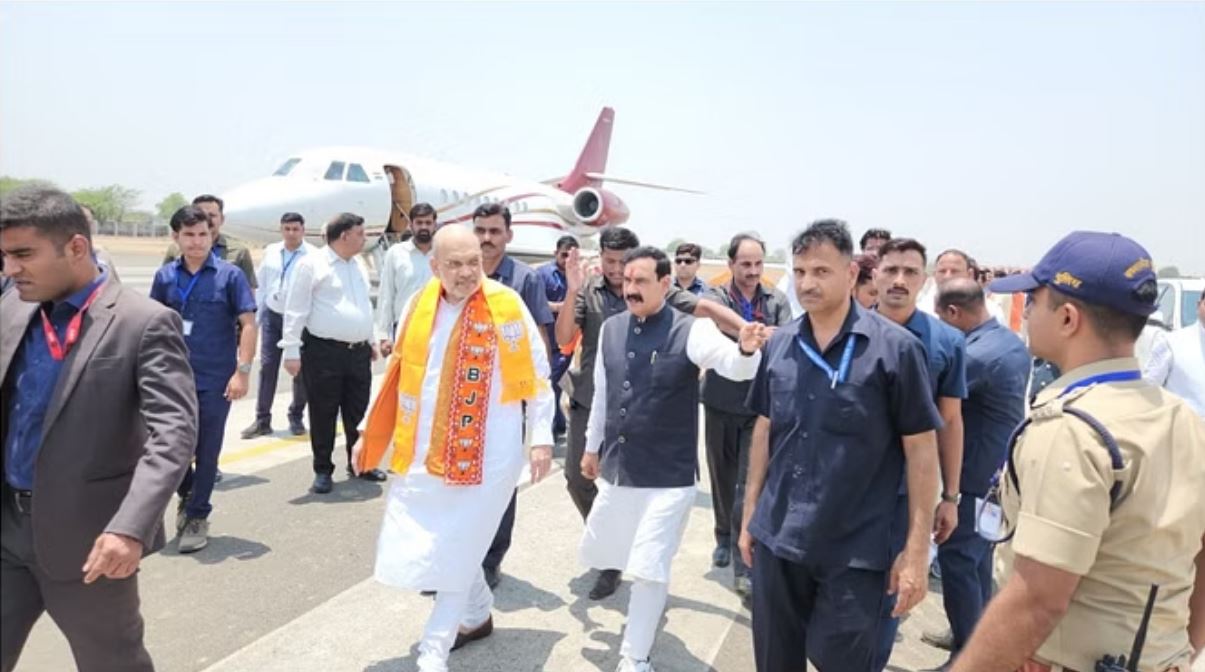 गृह मंत्री अमित शाह आए दतिया, नरोत्तम मिश्रा ने की अगवानी