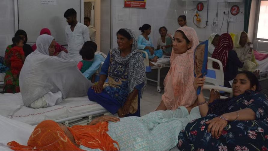मुजफ्फरनगर: एक बेड पर बड़े दो और बच्चे लिटाए तीन-तीन