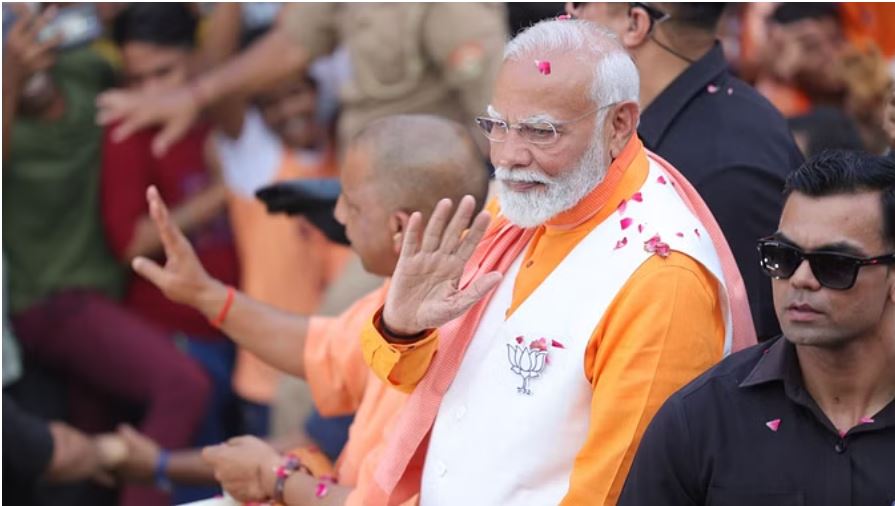 बटुकों ने पीएम को कहा विजयी भव: भगवा गढ़ में भगवा माहौल, भगवा रथ, भगवा ही मोदी का परिधान