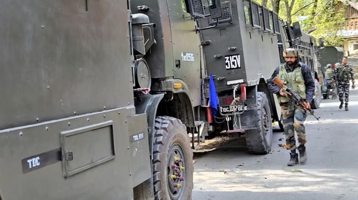 कुलगाम में सुरक्षाबलों और आतंकियों के बीच मुठभेड़, दो दहशतगर्द ढेर