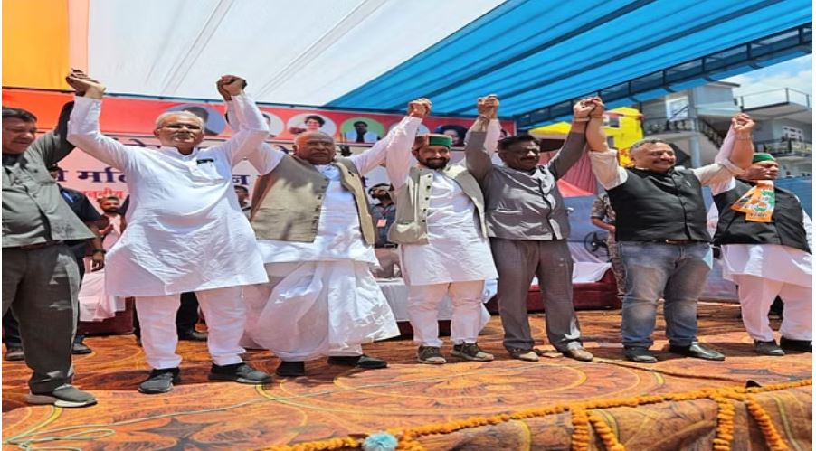 मोदी ने सेब पर आयात शुल्क घटाया, आपदा की भरपाई को नहीं दी राशि: खरगे