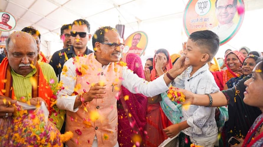 शिवराज ने विदिशा में की सभा, बोले- चिंता मत करना दिल्ली जा रहा हूं पिक्चर अभी बाकी है