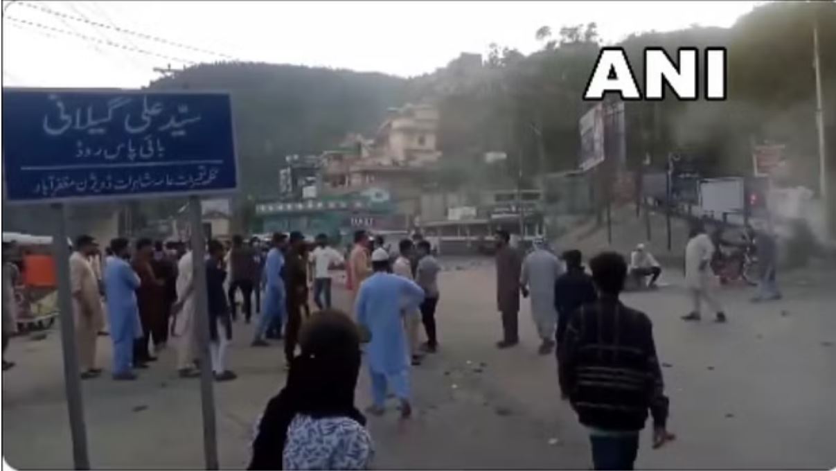 महंगाई को लेकर पीओके में तनावपूर्ण स्थिति, ब्रिटेन में पाकिस्तानी दूतावास के बाहर लोगों का प्रदर्शन