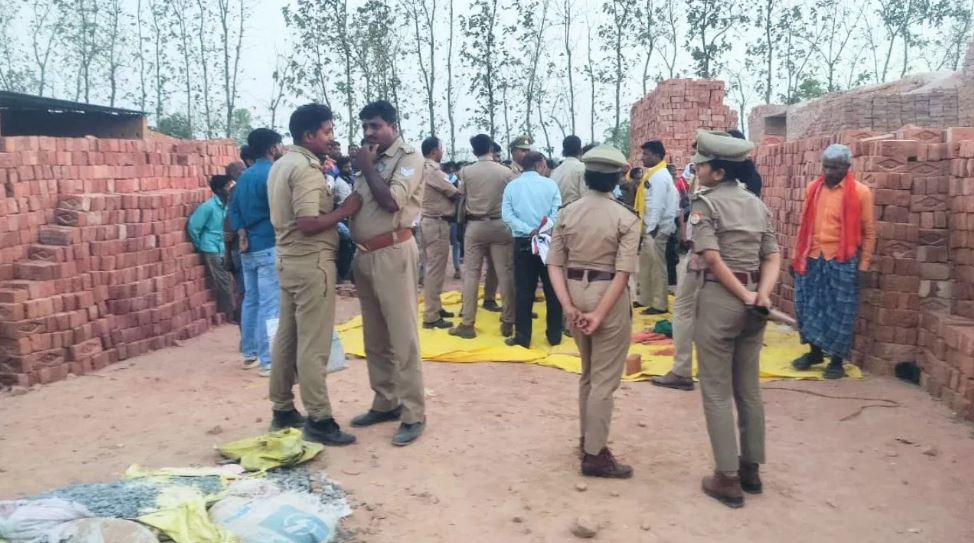 यूपी: ईंट भठ्ठे की दीवार ढहने से तीन मजदूरों की दबकर मौत, दो घायल