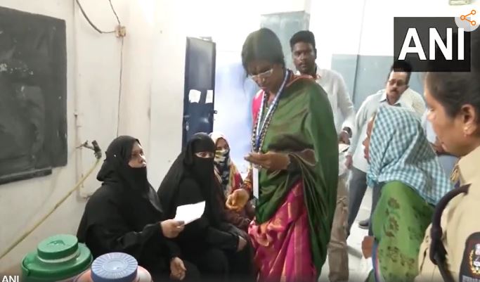हैदराबाद में माधवी लता ने बुर्का हटवाकर चेक की वोटरों की आईडी