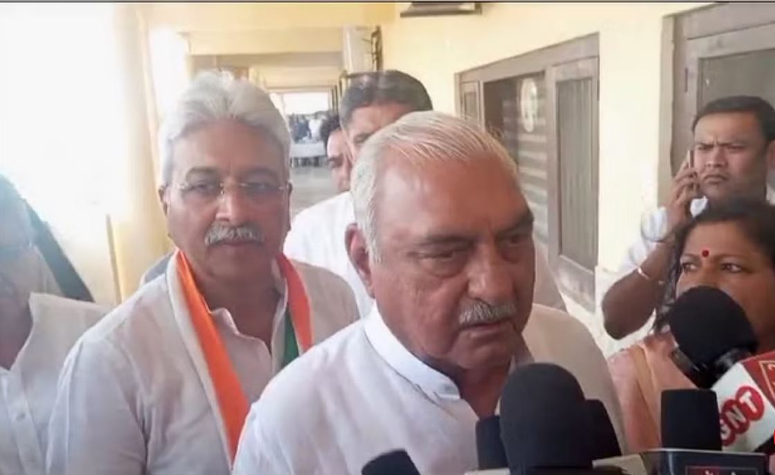नारनौल: कांग्रेस प्रत्याशी राव दान सिंह ने भरा नामांकन