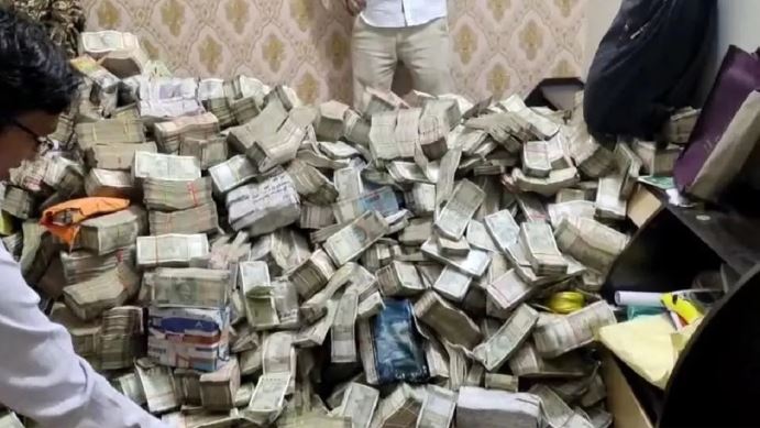 झारखंड: मंत्री आलमगीर के पीएस संजीव लाल के कमरे की तलाशी ले रही ईडी