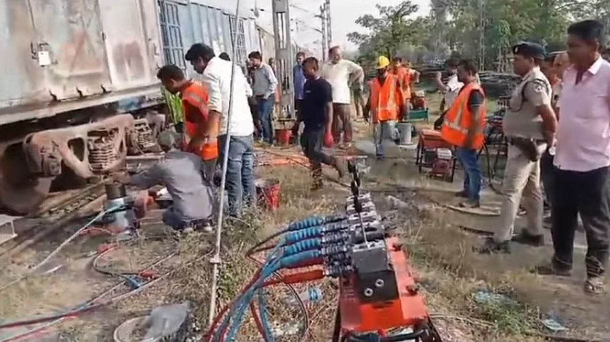 दरभंगा जंक्शन के पास मालगाड़ी की तीन बोगियां बेपटरी; पांच घंटे से आवागमन ठप