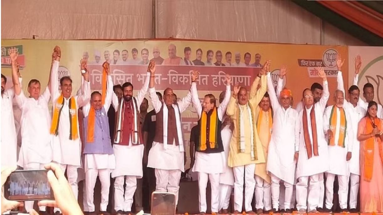 रोहतक पहुंचे रक्षामंत्री राजनाथ सिंह, थोड़ी देर में भाजपा की विजय संकल्प रैली को करेंगे संबोधित