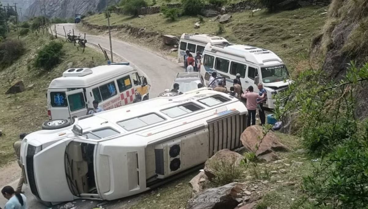 गंगोत्री हाईवे सोनगाड़ के पास हादसा, गुजरात के तीर्थयात्रियों का वाहन हुआ दुर्घटनाग्रस्त