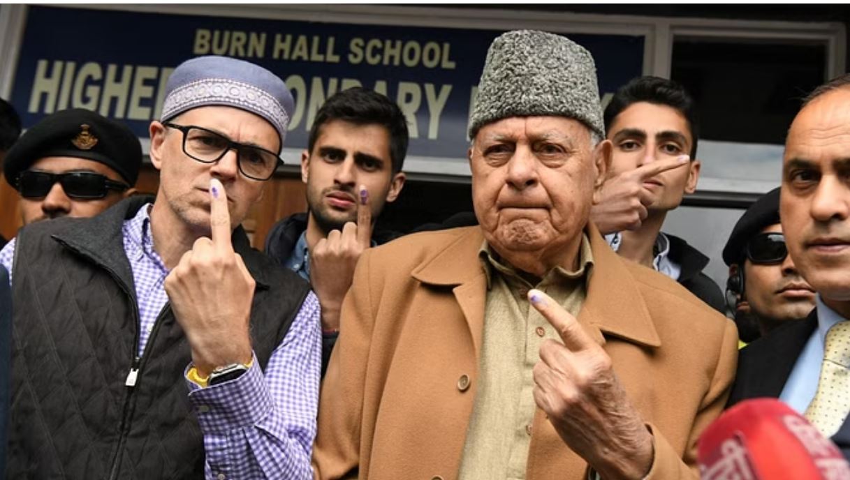 अब्दुल्ला परिवार की तीन पीढ़ियों ने किया मतदान, फारूक-उमर संग उनके बेटों ने किया वोट