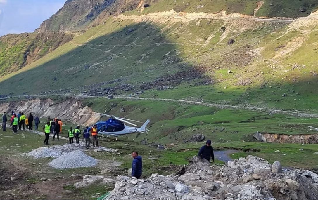 केदारनाथ में हेलिकॉप्टर की इमरजेंसी लैंडिंग, बाल-बाल बचे तीर्थयात्री