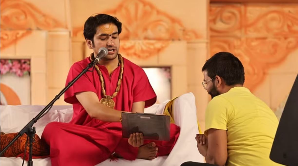 धीरेंद्र शास्त्री ने इंदौर में लगाया दरबार, युवक उनसे बोला धर्म विरोधियों की ठठरी बांध दो