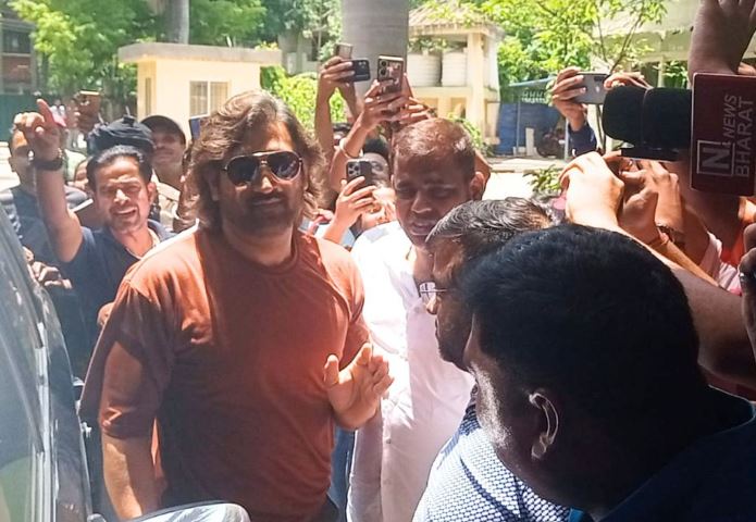 रांची में वोट डालने पहुंचे महेंद्र सिंह धोनी, साथ में परिवार के सदस्य भी मौजूद