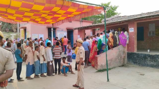 पीयूष गोयल, अक्षय कुमार समेत कई हस्तियों ने डाला वोट, लोगों से की मतदान करने की अपील