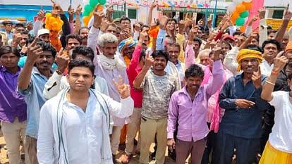 इस गांव में हुआ 100 फीसदी मतदान... वोट डालने फ्लाइट से आया नौजवान