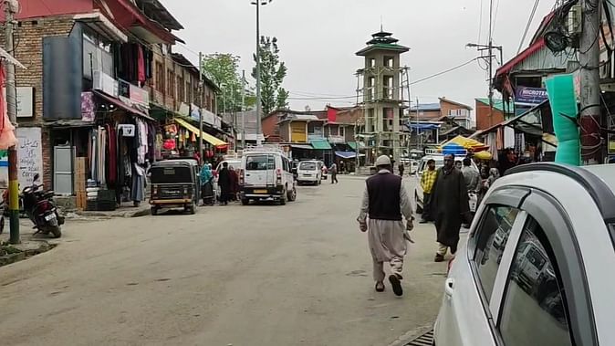 कश्मीर में दो आतंकी हमले: शोपियां में भाजपा के पूर्व सरपंच की हत्या