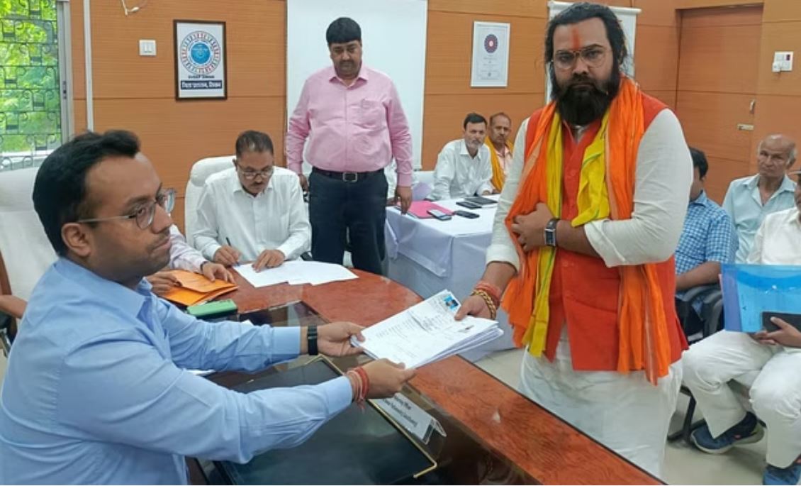 निर्दलीय उम्मीदवार जीवन खूब चर्चा में, नामांकन में कई कलाकार हुए थे शामिल