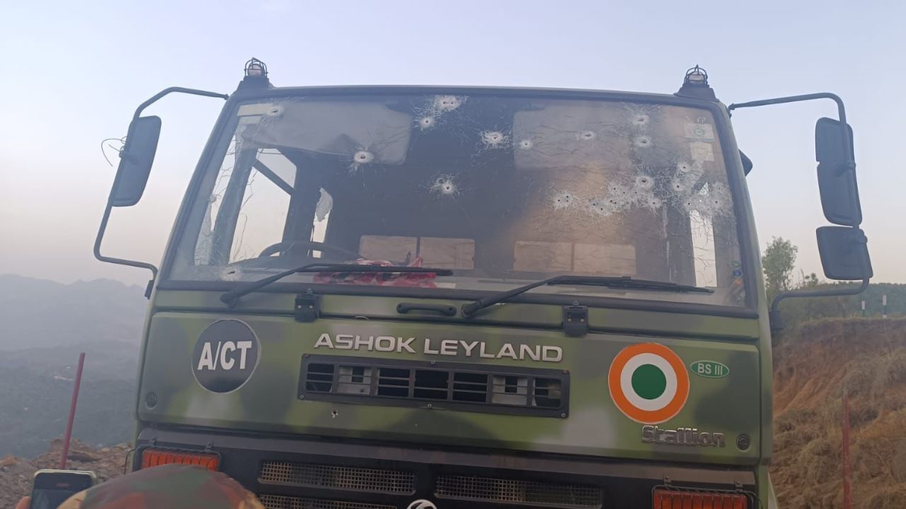 जम्मू कश्मीर: पुंछ में वायुसेना के काफिले पर आतंकी हमला, 1 जवान शहीद; 4 घायल