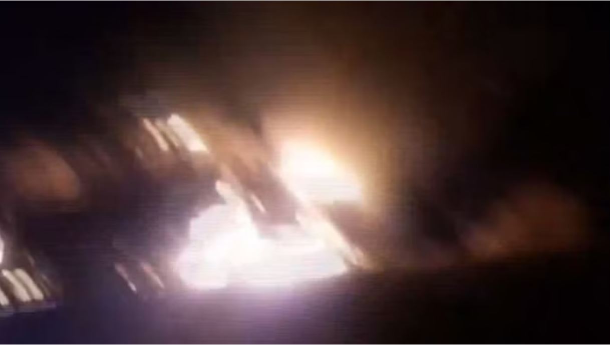 बैतूल में मतदान कर्मियों को ला रही बस में लगी आग, ईवीएम-वीवीपैट मशीनों को हुआ नुकसान