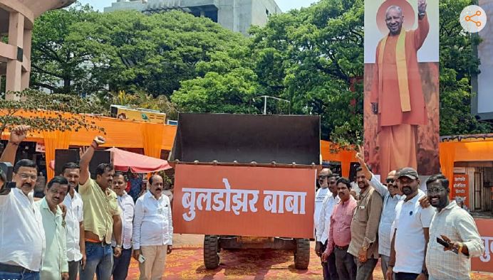 मुलायम के गढ़ में सीएम योगी का रोड शो, बुलडोजर पर खड़े होकर लोगों ने किया स्वागत