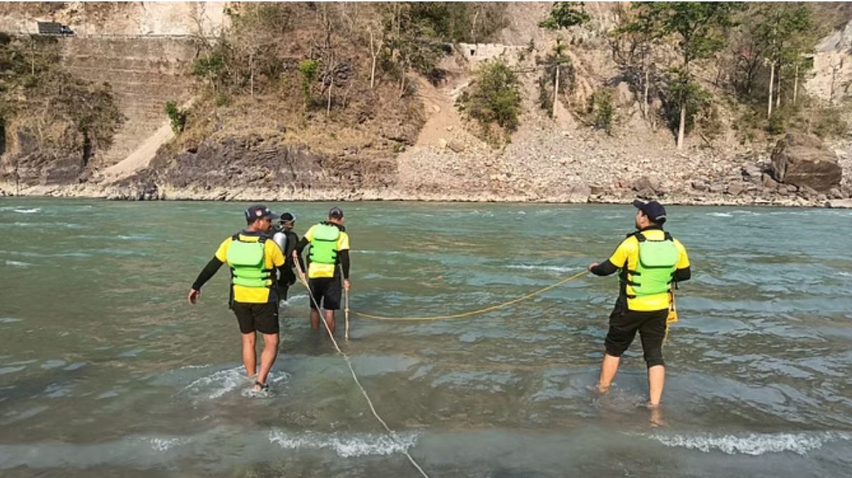 ऋषिकेश: गंगा में नहाने उतरा बेटा डूबा, बचाने कूदे पिता भी तेज बहाव में बहे