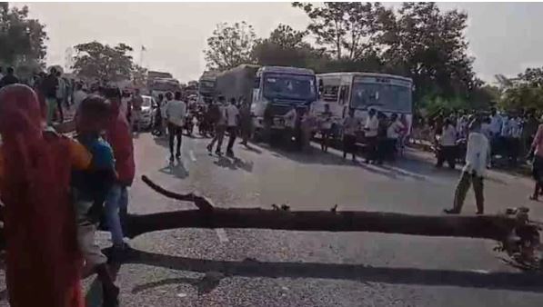 अहमदाबाद-उदयपुर हाईवे पर वाहन की टक्‍कर से युवक की मौत, लोगों ने सड़क जाम कर किया प्रदर्शन