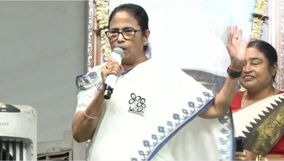 ममता गुस्से से हुईं लाल! मंच से ही टीएमसी विधायक से नाता तोड़ने का कर दिया ऐलान