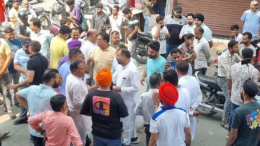 रुद्रपुर: 32 घंटे से आयकर विभाग की कार्रवाई जारी, छानबीन कर रही तीन टीमें