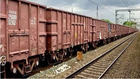 तेलंगाना के विष्णुपुरम में मालगाड़ी पटरी से उतरी, बचाव अभियान जारी