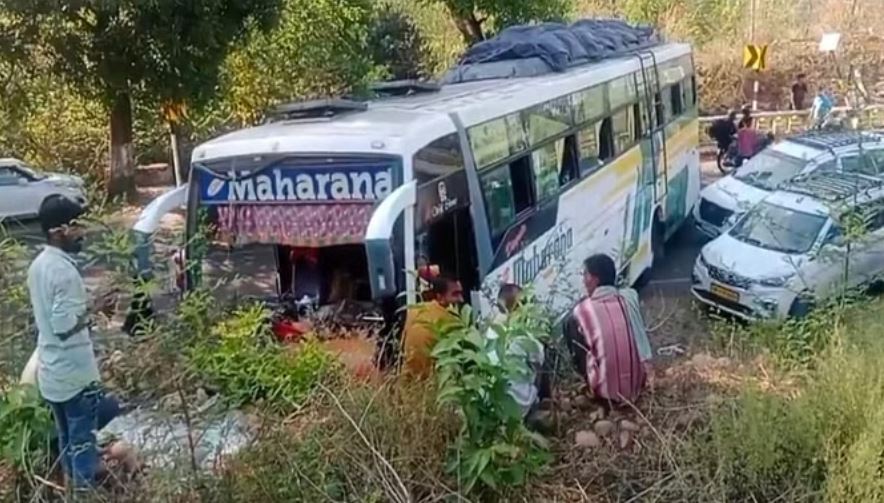 हिमाचल: ढलियारा में श्रद्धालुओं की एक निजी बस ढांक से टकराई, 60 लोग थे सवार